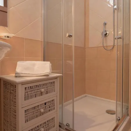 Stylish Le Fontane 2 Bedroom 6 Persons Plus Child Bed No 2511 *